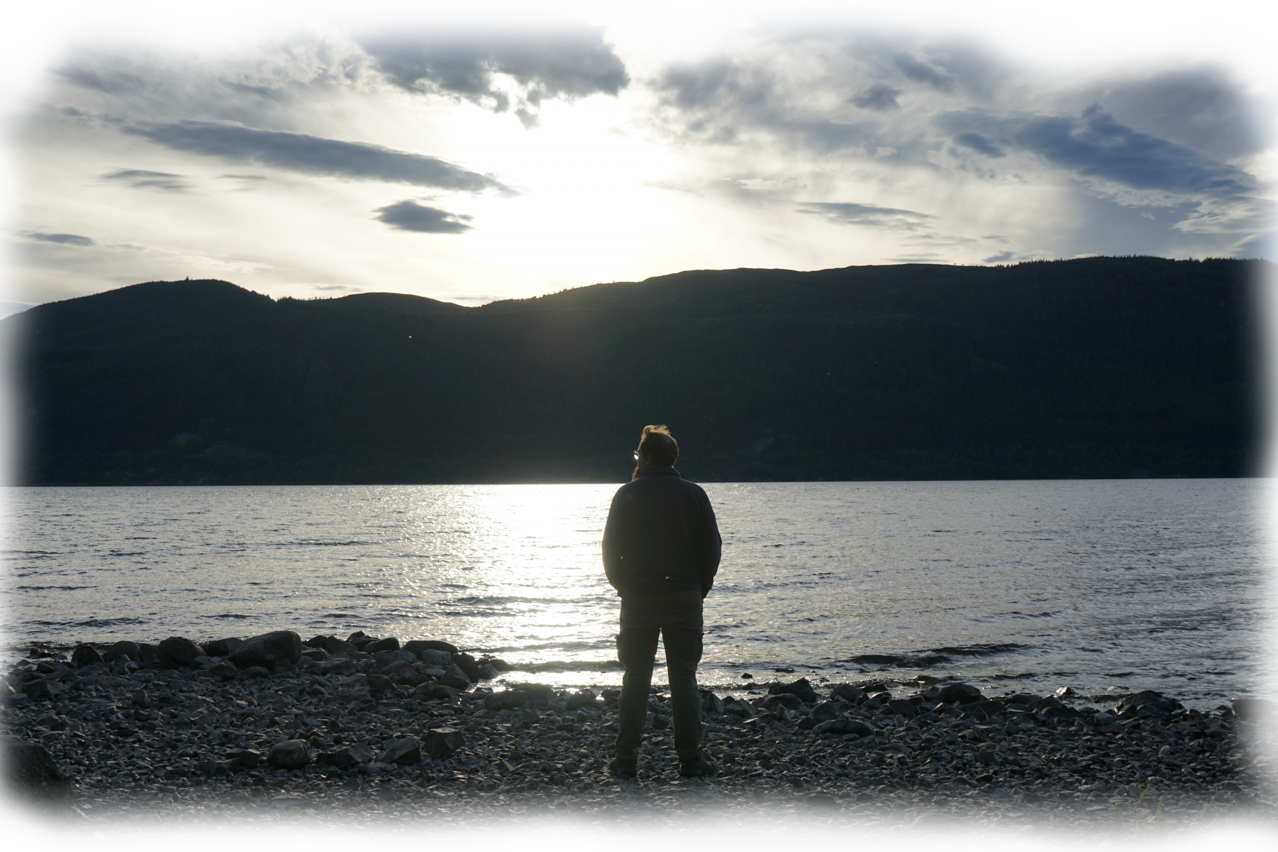 ar.thie lässt seinen Blick über Loch Ness streifen